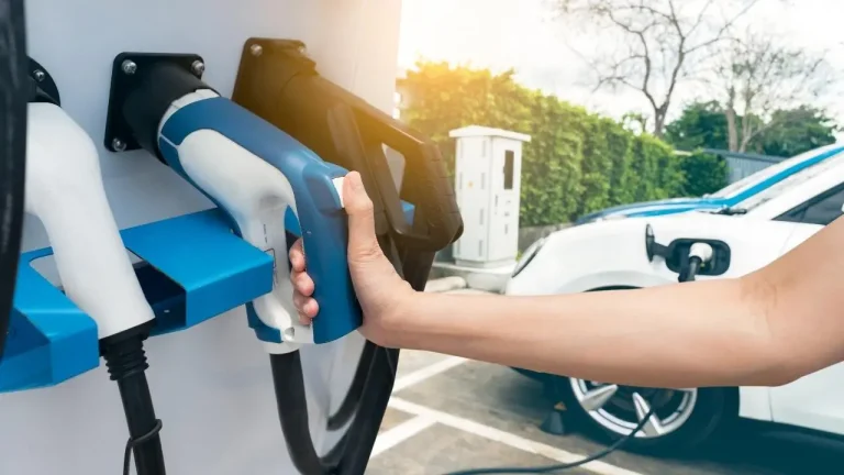 Pontos de recarga para veículos elétricos têm avanço de 76,9% em um ano
