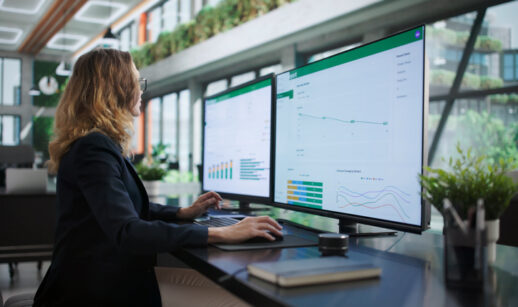 ESG nos bancos: como identificar práticas sustentáveis e avaliar os resultados Profissional analisa indicadores ESG nos bancos em monitores com gráficos e dados de desempenho.