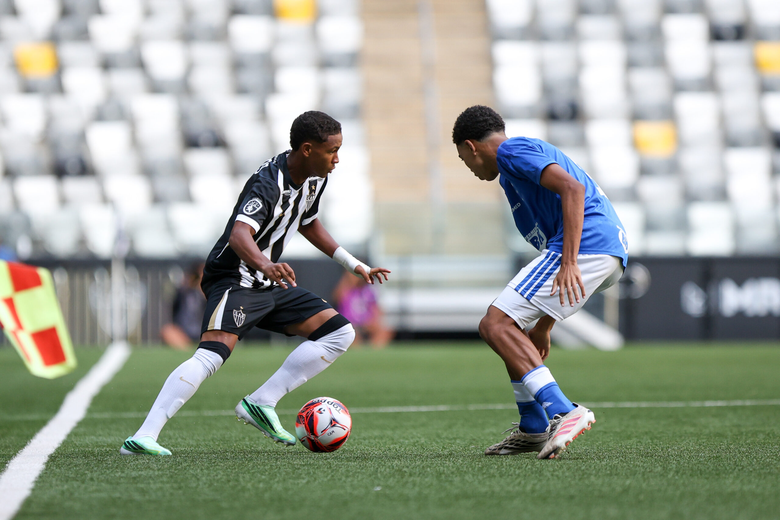 ESG no futebol: Atlético-MG lança portal de integridade e transparência Jogadores do Atlético-MG em disputa de bola durante partida de futebol.