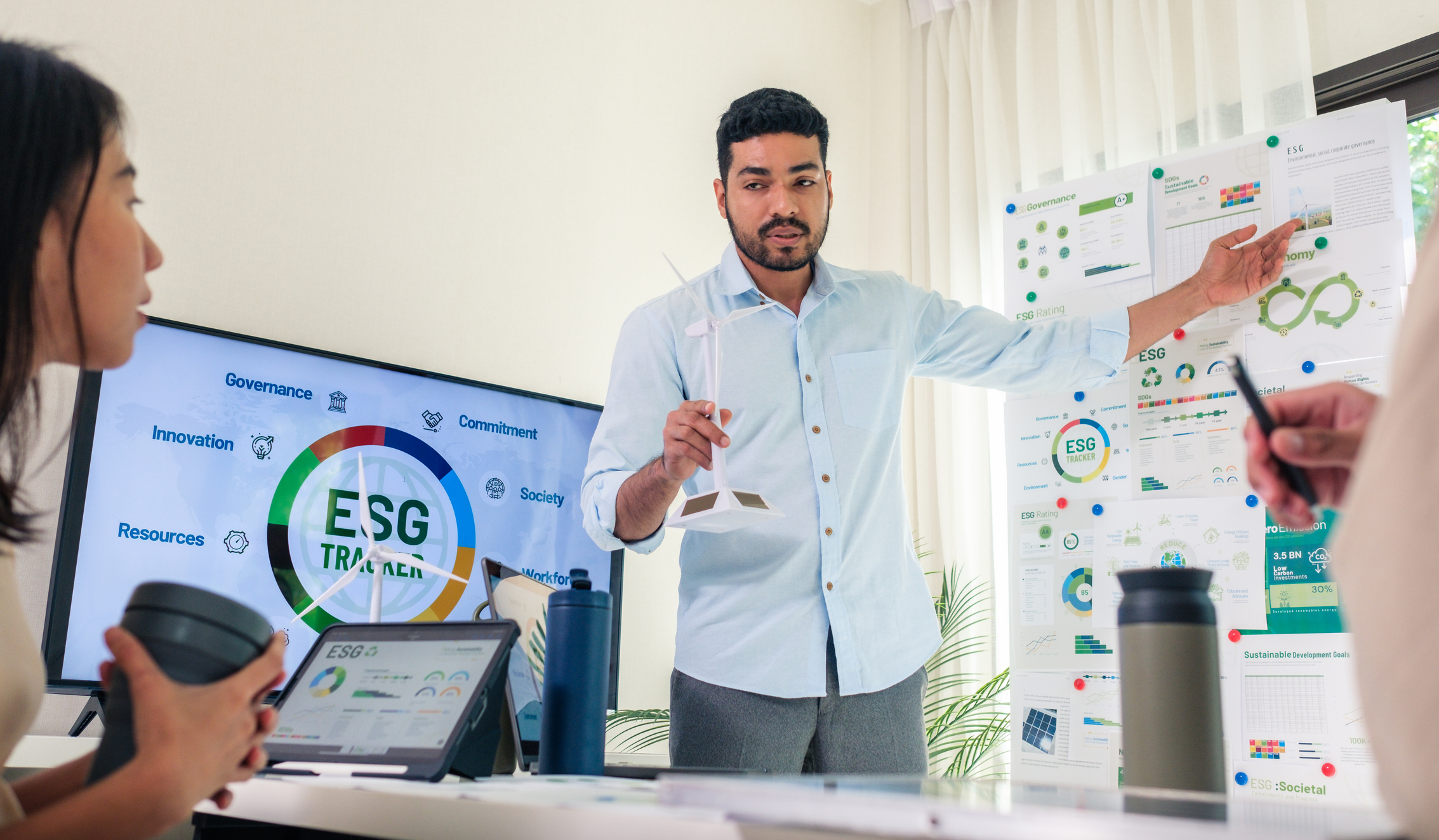 O que é ESG? Entenda a sigla com exemplos da rotina das empresas colaboradores em empresas discutem estratégias ESG